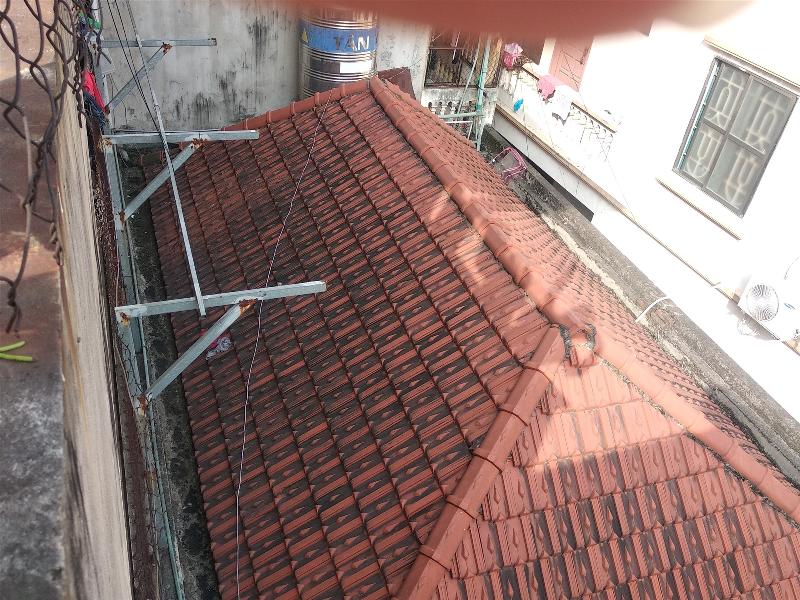 Hình ảnh minh họa việc sử dụng các vật liệu khác nhau trên mặt tiền mẫu nhà ống 2 tầng để tạo sự đa dạng và thẩm mỹ.